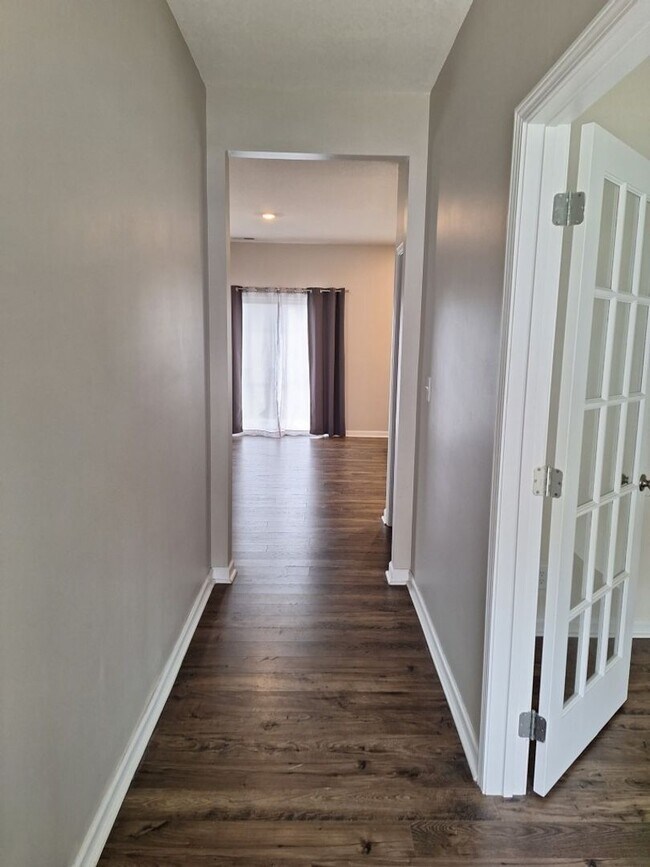 Building Photo - Stunning 3bd/2.5 bath with designer paint ...