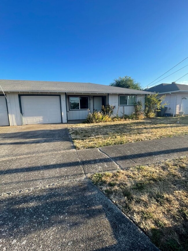 Building Photo - Newly Remodeled 2 Bedroom with Fenced yard!