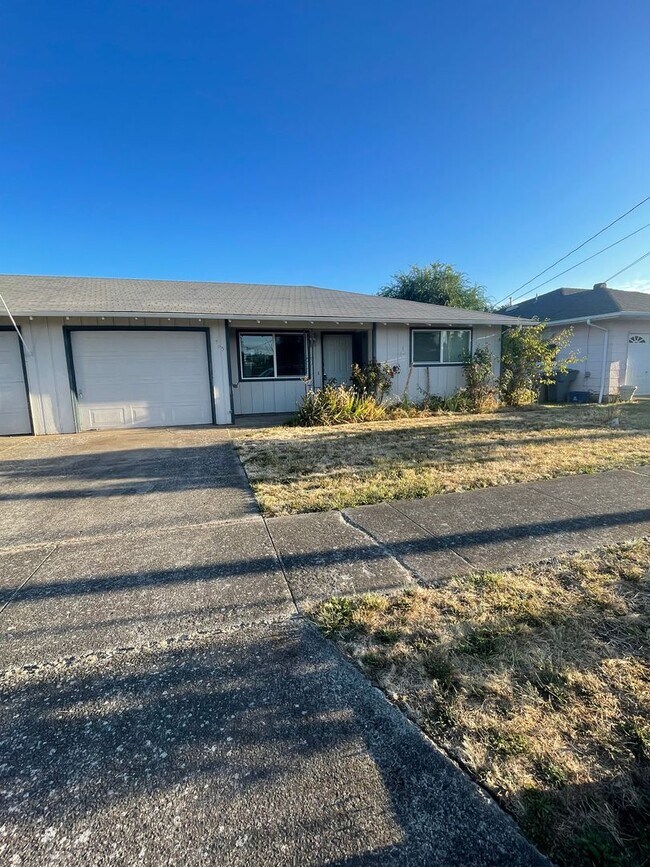 Foto del edificio - Newly Remodeled 2 Bedroom with Fenced yard!