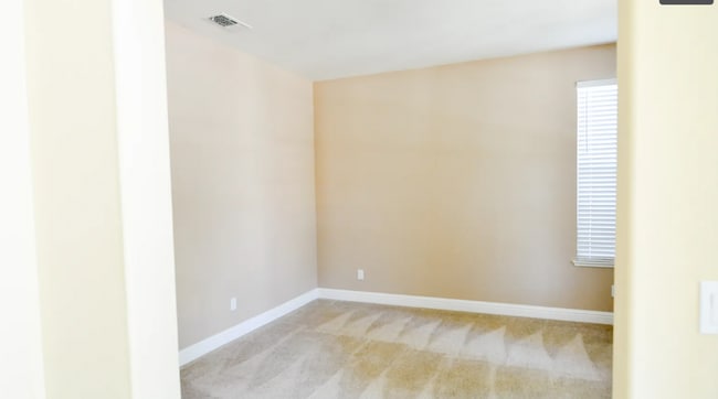 Foto del edificio - For Rent – Spacious 4-Bedroom Home with Bo...