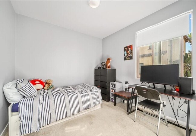 Building Photo - 801 S Anaheim Blvd