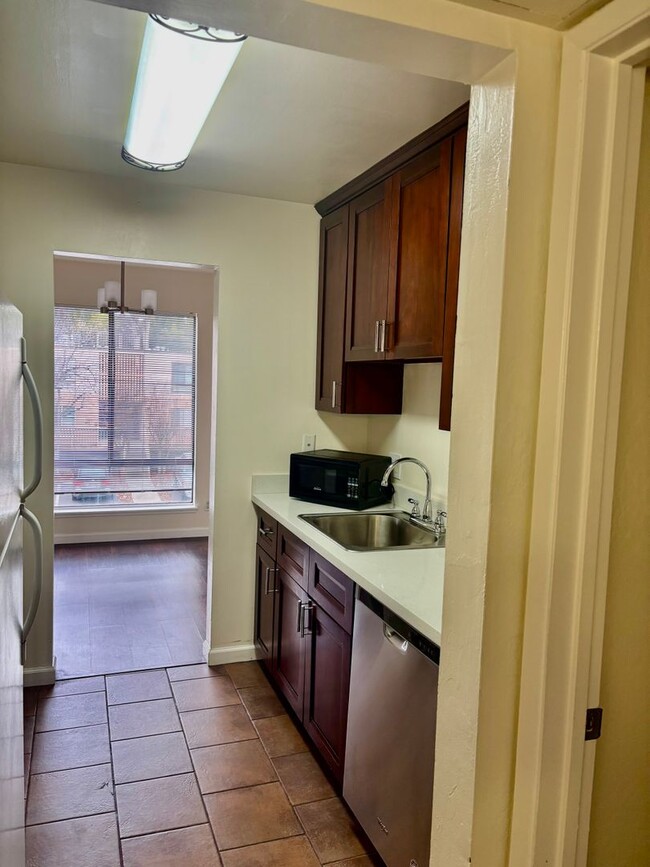 Building Photo - Light, Bright and Pleasant- 1 bd 1 bath Co...