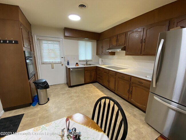 Building Photo - 18 Gramercy Ln