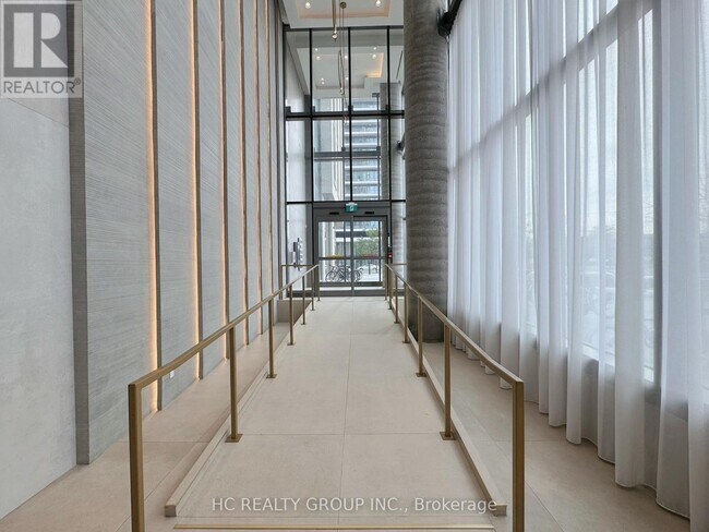 Photo du bâtiment - 1000 Portage Pkwy