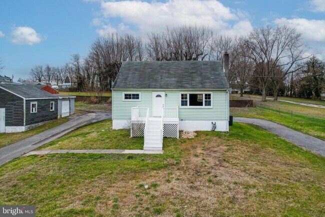 Building Photo - 821 Chesaco Ave