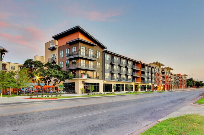 Foto del edificio - Chic 2-Bedroom Residences: Modern Design, ...
