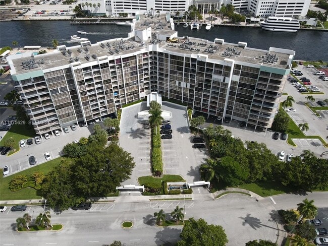 Building Photo - 400 Leslie Dr