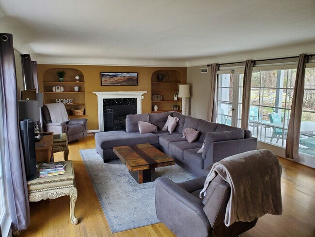 Building Photo - 3 Bed (plus bonus downstairs room) 2 full ...