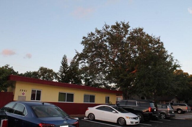 Foto del edificio - 3961 SW 51st St
