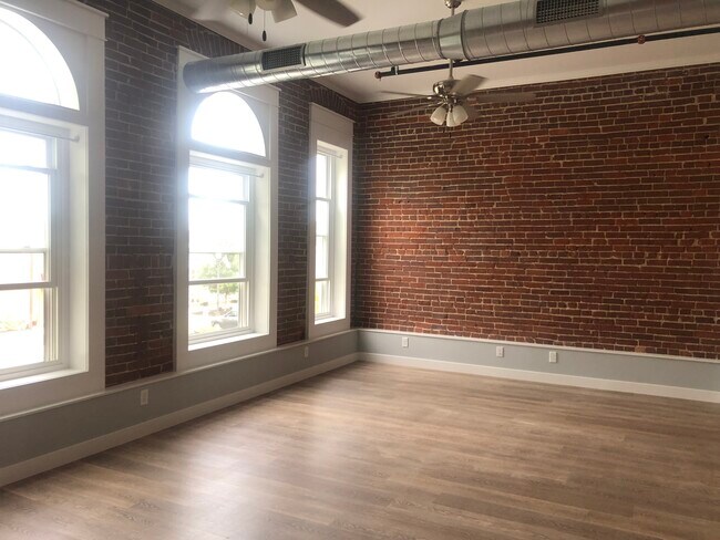 Foto del edificio - 222 S Main St