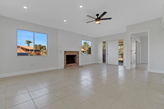 Living room with vaulted ceilings - 6350 Royal Woods Dr