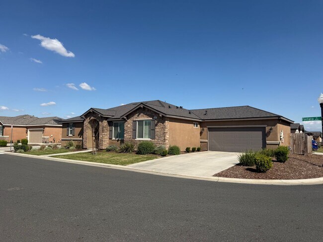 Building Photo - Beautiful home for rent in gated community in Visalia
