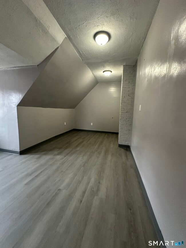 Building Photo - 402-404-404 Sigourney St