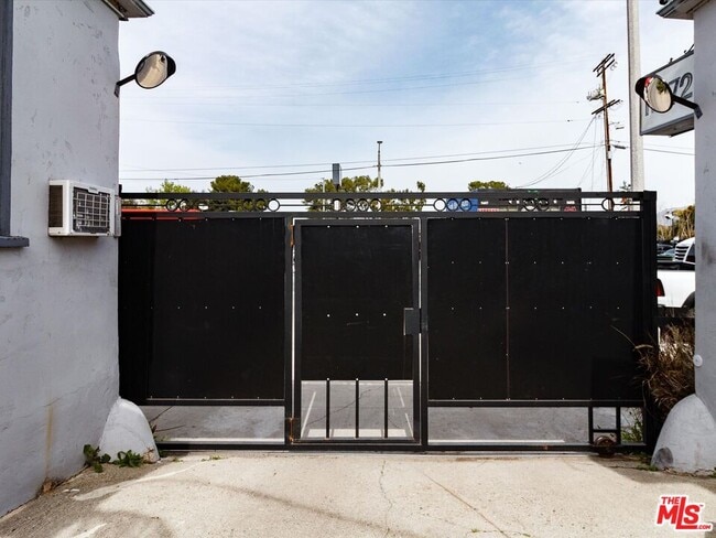 Building Photo - 11472 Ventura Blvd