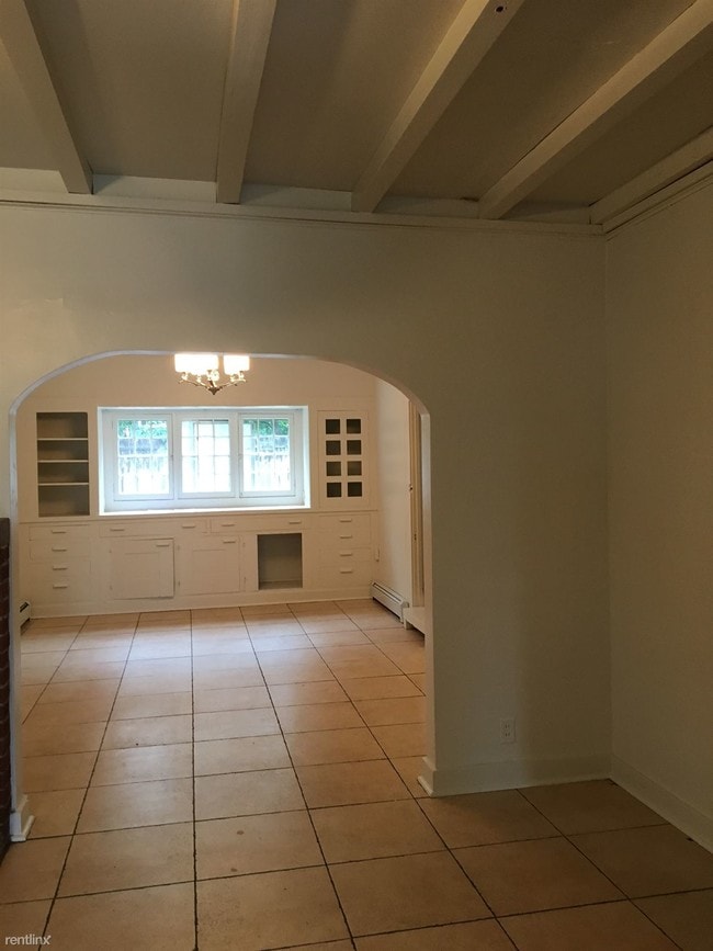 Building Photo - 918 Pleasant St