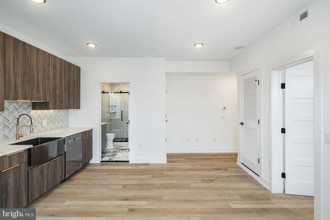 Foto del edificio - 2000 N Front St