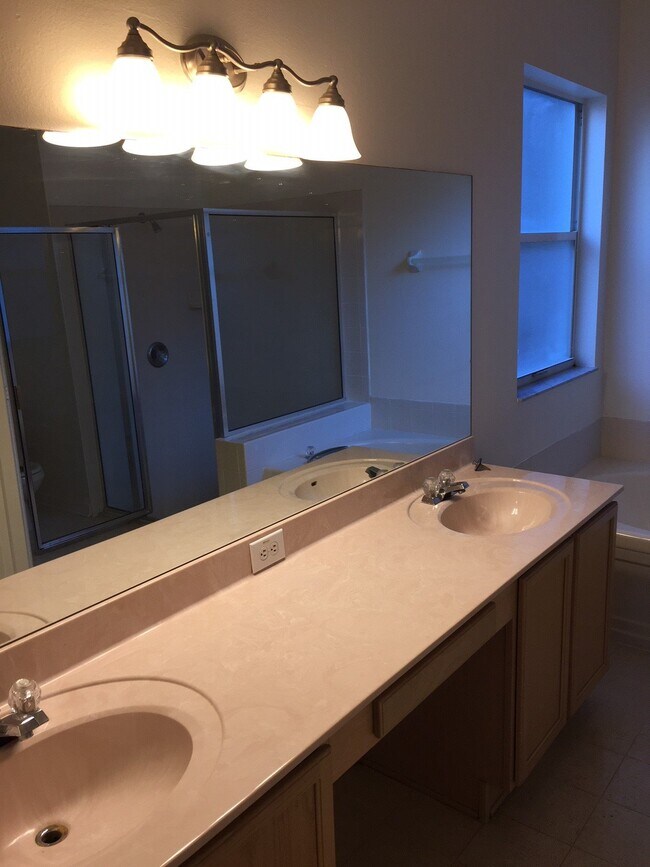 Foto del edificio - 4830 Windingbrook Trail