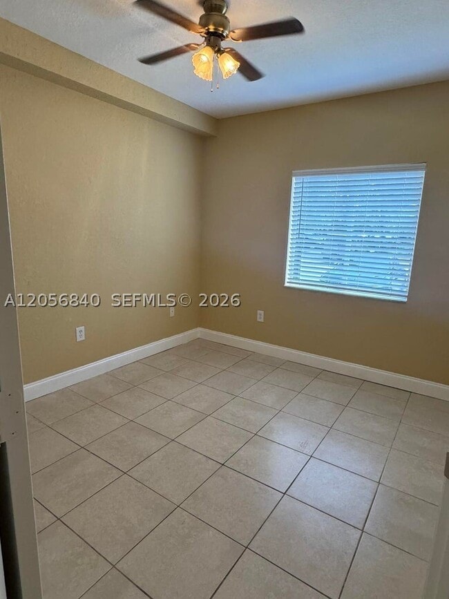 Building Photo - 1133 Golden Lakes Blvd