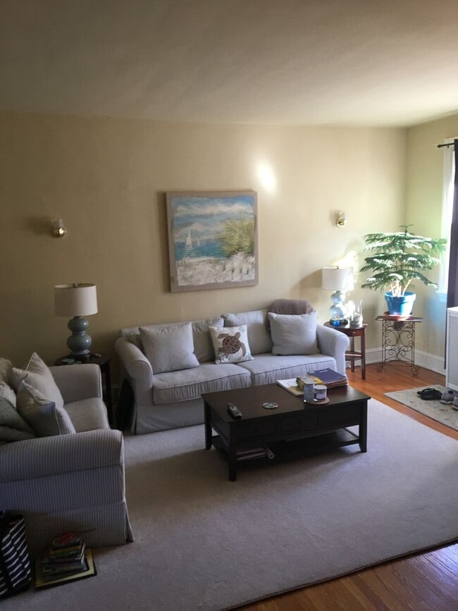 Building Photo - Two Bedroom Apartment