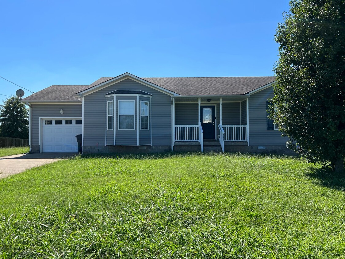 Foto principal - Tucked Away 3 Bed Home near FT Campbell