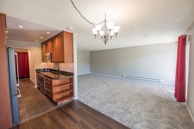 Building Photo - 2562 Thorndyke Ave W