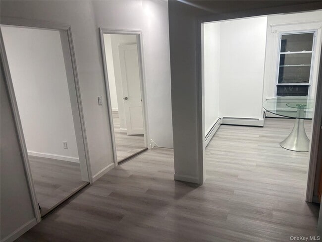 Foto del edificio - 130 Wickham Ave