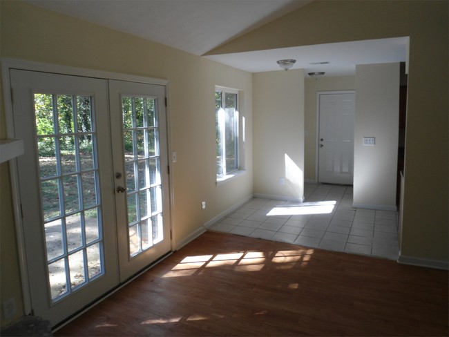 Building Photo - 2218 Leslie Brook Dr
