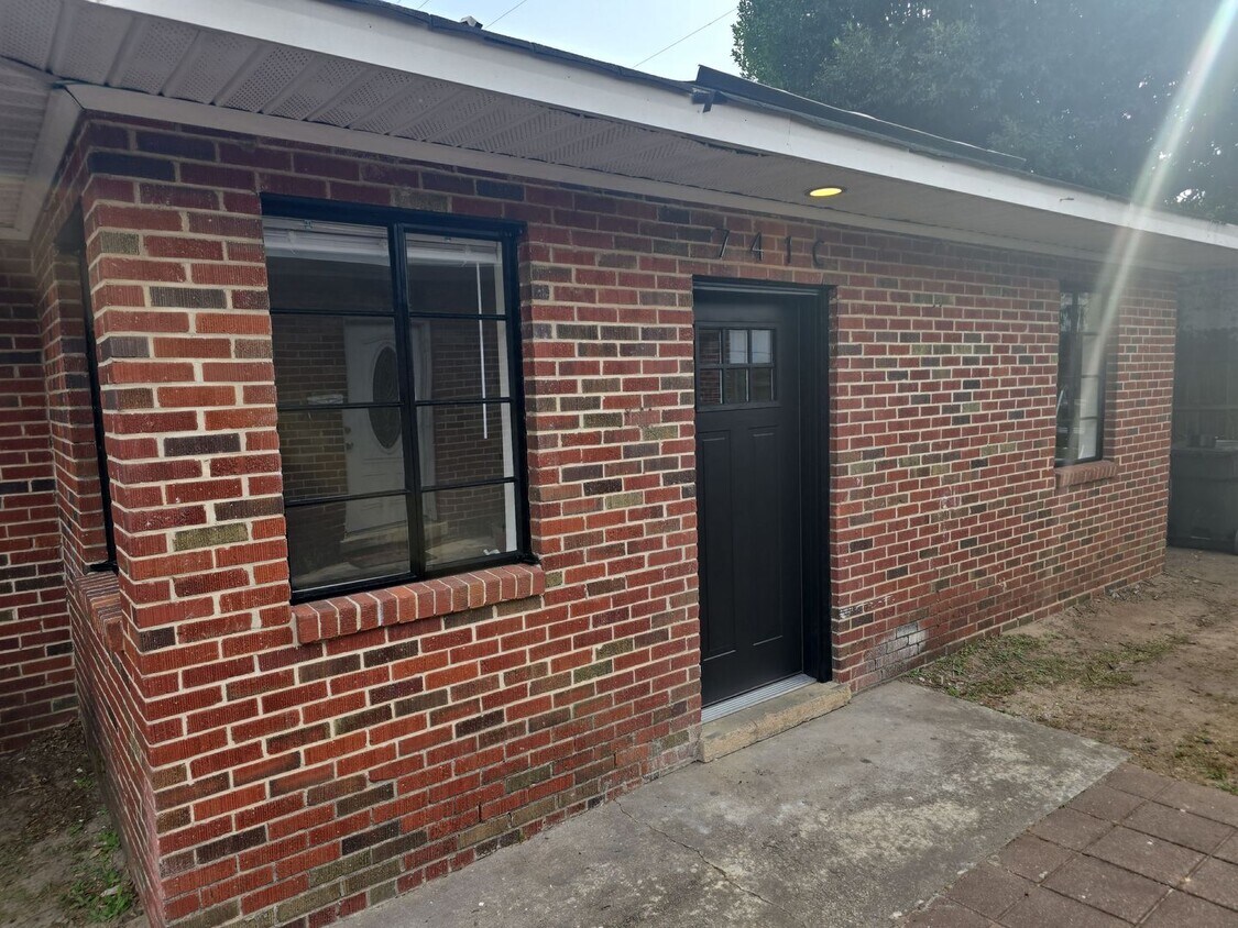 Foto principal - 2 Bedroom 1 bath off of Meeting st closed to the River District