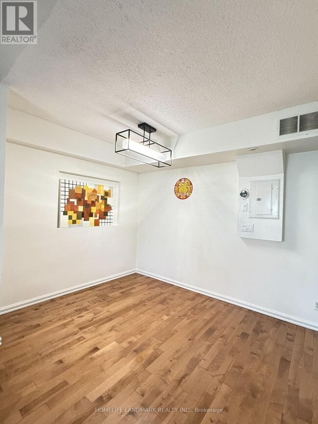 Photo du bâtiment - 3043-3043 Finch Ave W
