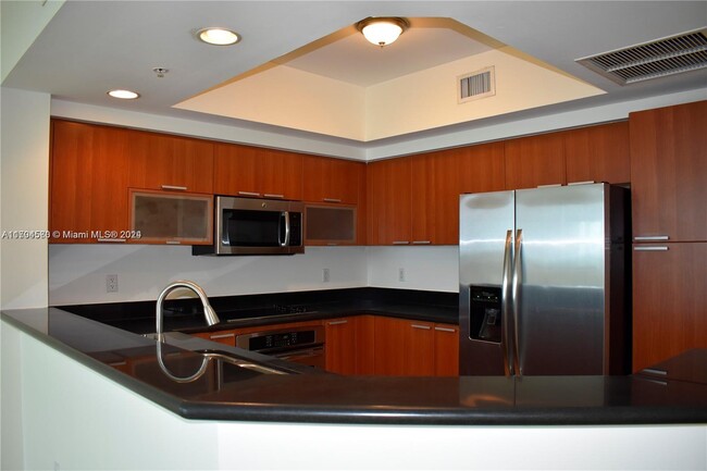 Foto del edificio - 15051 Royal Oaks Ln