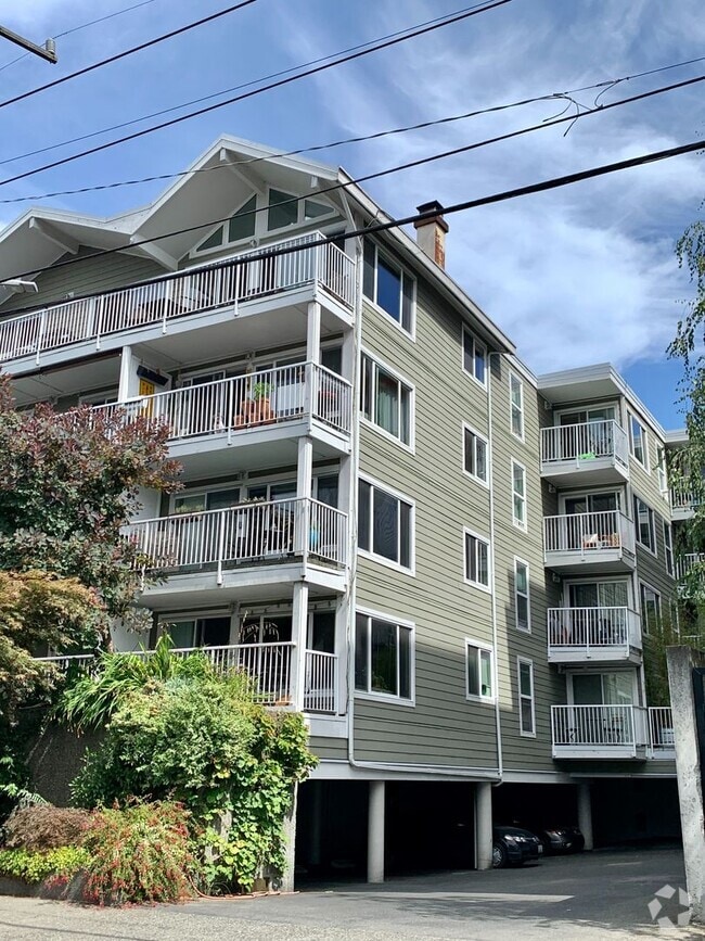 Building Photo - 308 Summit Ave E