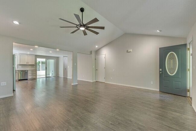 Foto del edificio - Forest Grove Single Level Home with Garage and Extra Flex Space!