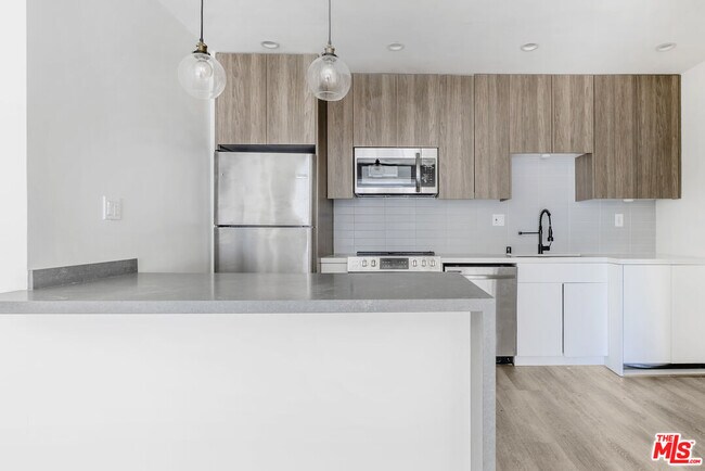 Foto del edificio - 6350 Willoughby Ave