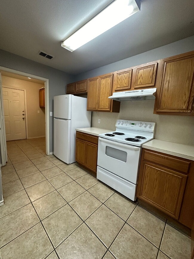 Building Photo - Duplex with easy access to the loop