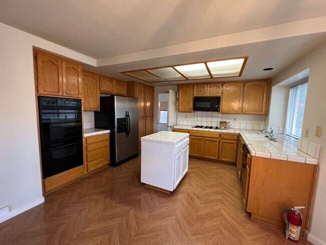Foto del edificio - Huge 2 Story 5 Bedroom 3 Car Garage Home w...