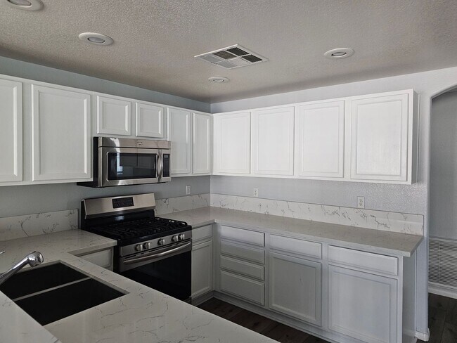 Foto del edificio - Townhome available in beautiful community