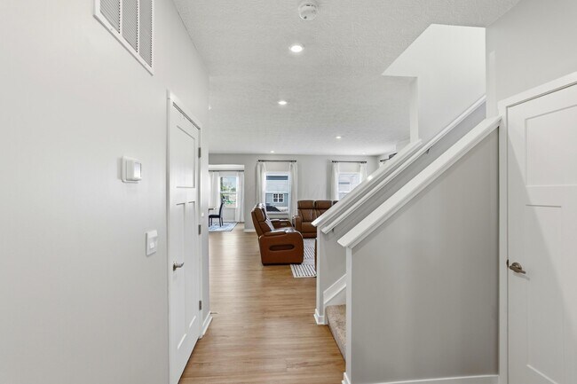 Building Photo - 27 Hemingway Ave