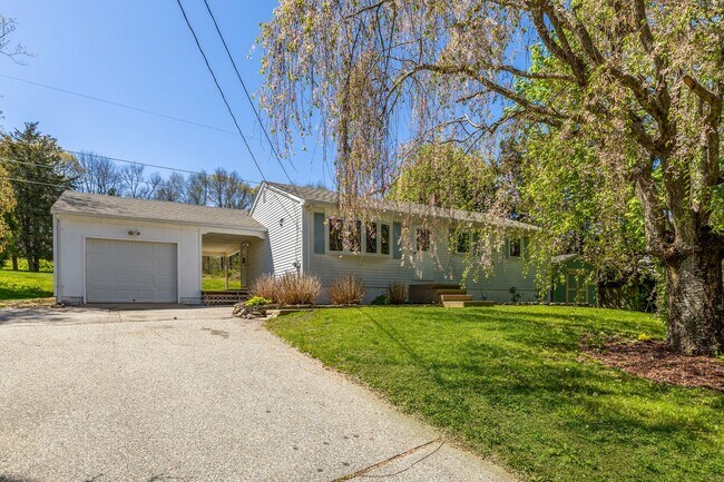 Building Photo - Renovated Ranch 3 BR/1BA/1 car garage w Fu...