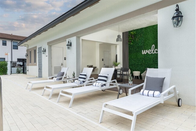 Building Photo - 711 Del Vista Rd