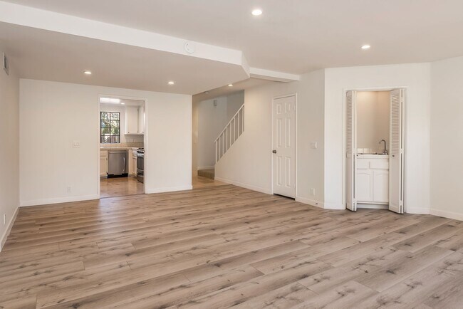 Foto del edificio - Spacious Mesa Condo with Full Two Car Attached Garage! Pet Friendly!