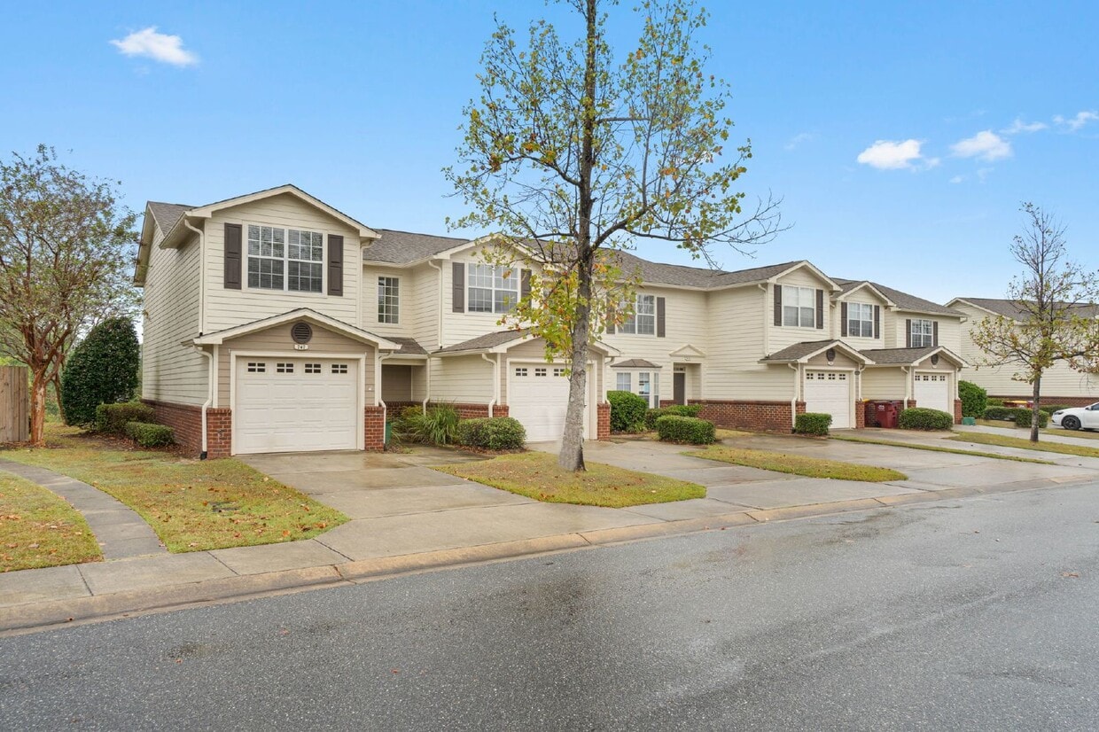 Primary Photo - 747 Majestic Dr