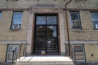 Building Photo - 160 New York Ave