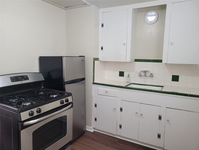 Building Photo - 1319 1/2 Beverly St