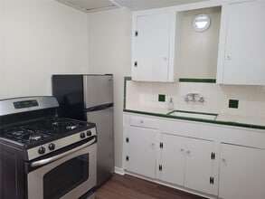 Building Photo - 1319 1/2 Beverly St