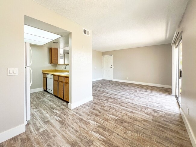 Building Photo - Tempe End Unit Near ASU, Mill Ave & Tempe Town Lake