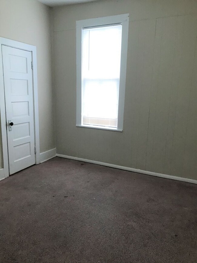 Building Photo - Recently Remodeled Studio Apartment