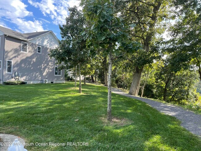 Building Photo - 131 Bank St