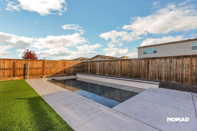 Foto del edificio - Dive into a Stunning Home in Roseville with Heated Pool - Available Jan 2026!