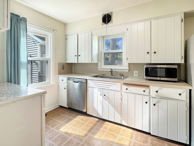 Foto del edificio - Lovely 3 bedroom 1.5 bathroom Cape Code st...