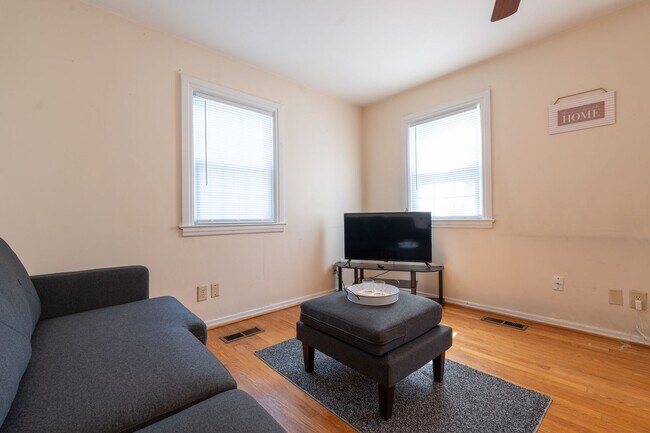 Foto del edificio - MOVE IN READY 4 Bedroom in the Heart of Po...